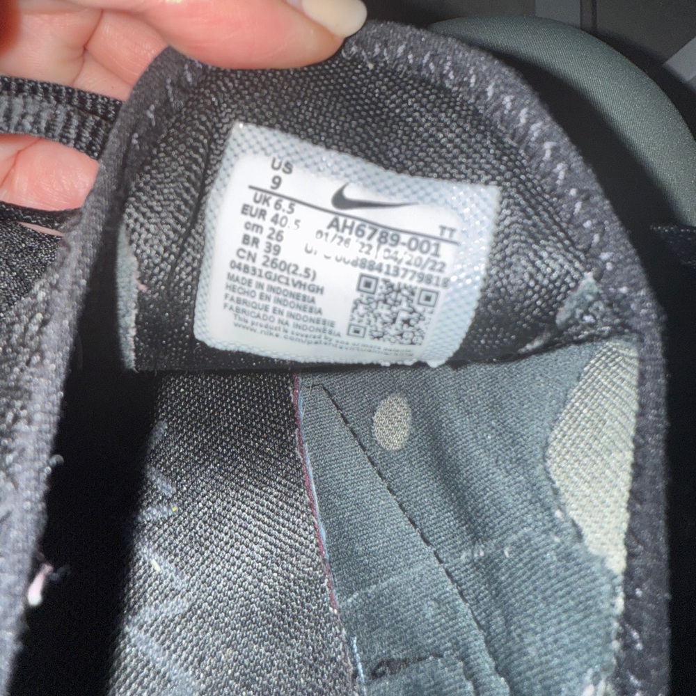 Nike Air Max 270 Black and White Sneakers - Size 9 - Picture 5 of 6